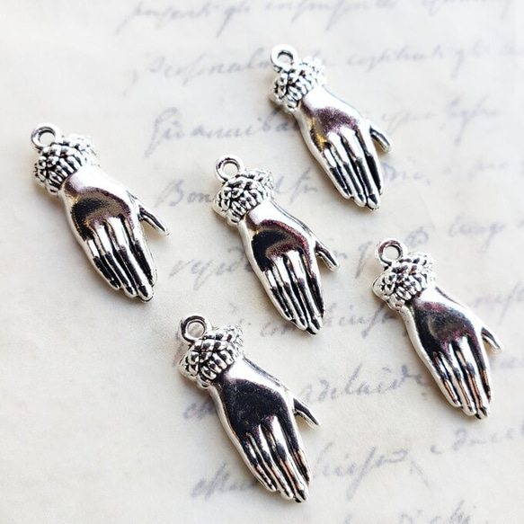 8個 貴婦人の手 手 ハンド ゴシック パーツ チャーム/シルバー（C-384  