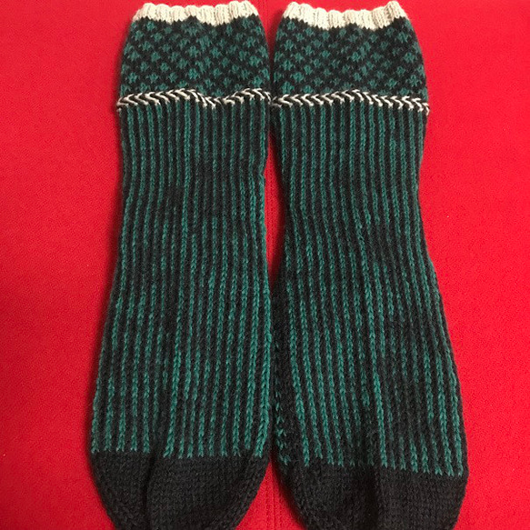 靴下向きの丈夫な毛糸で編んだ北欧風模様のショートソックス グリーン系 3枚目の画像