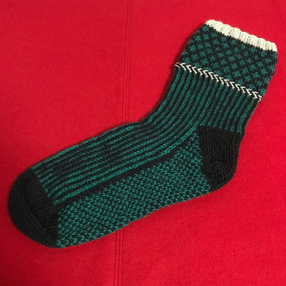 靴下向きの丈夫な毛糸で編んだ北欧風模様のショートソックス グリーン系 1枚目の画像