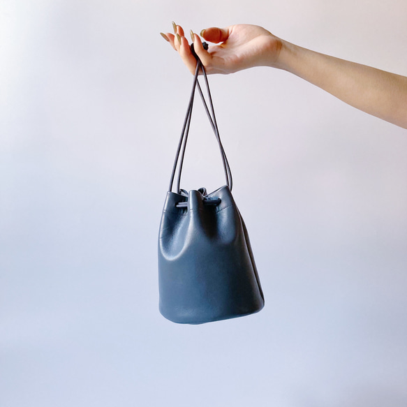[當天發貨/免運費] 手感良好的緊湊抽繩袋 Kinchaku bag（灰色） 第2張的照片
