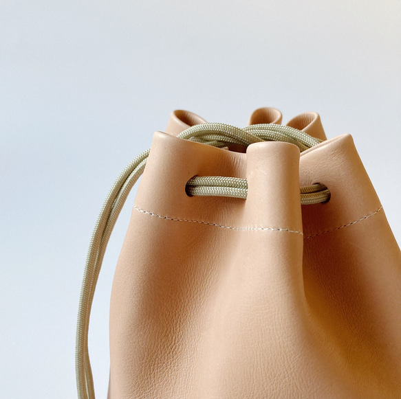 [當天出貨/免運費] 手感良好的小巧型抽繩袋 Kinchaku bag（天然色） 第4張的照片