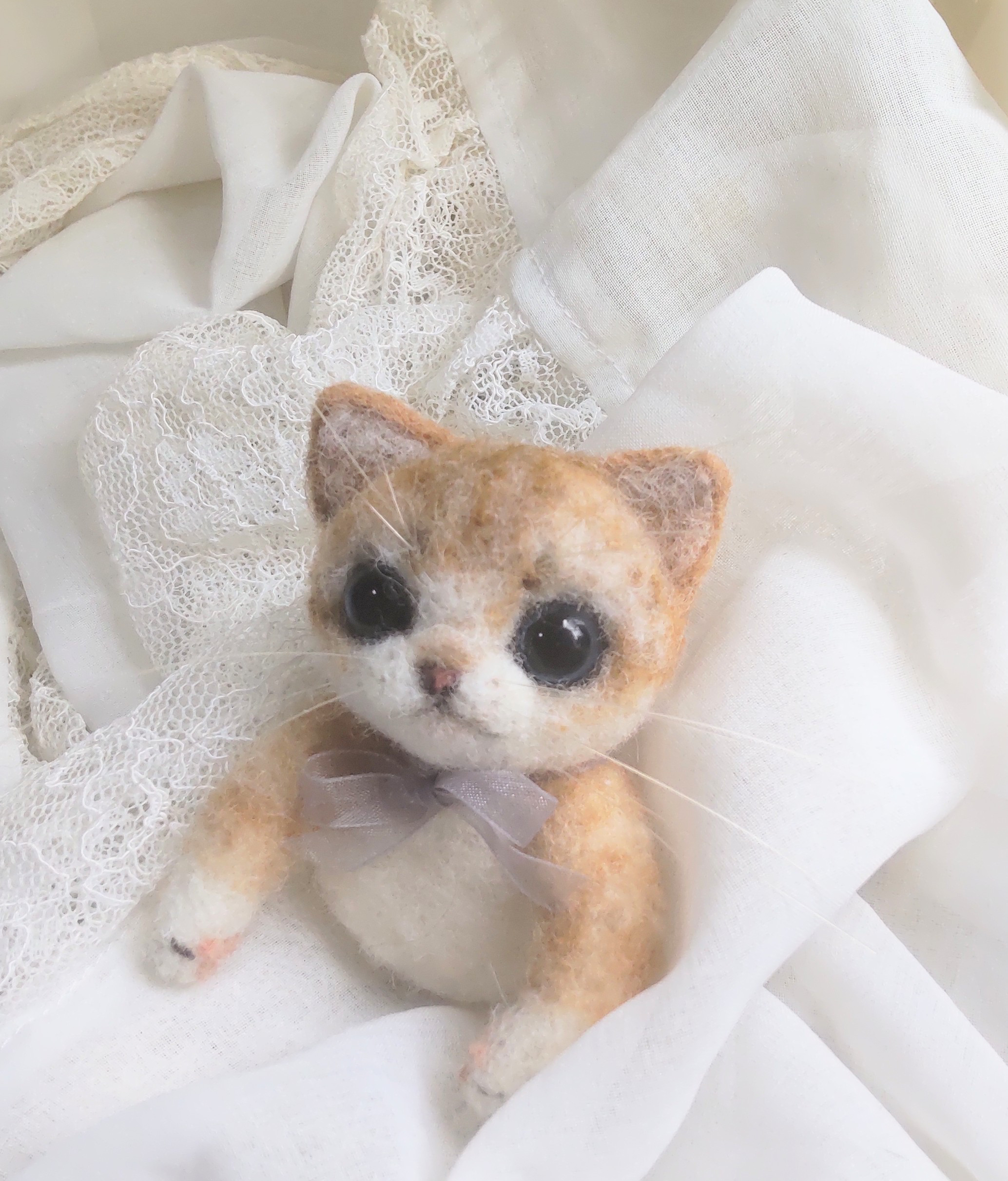 chikuri5 大きなお目目の茶白さん羊毛フェルトブローチ