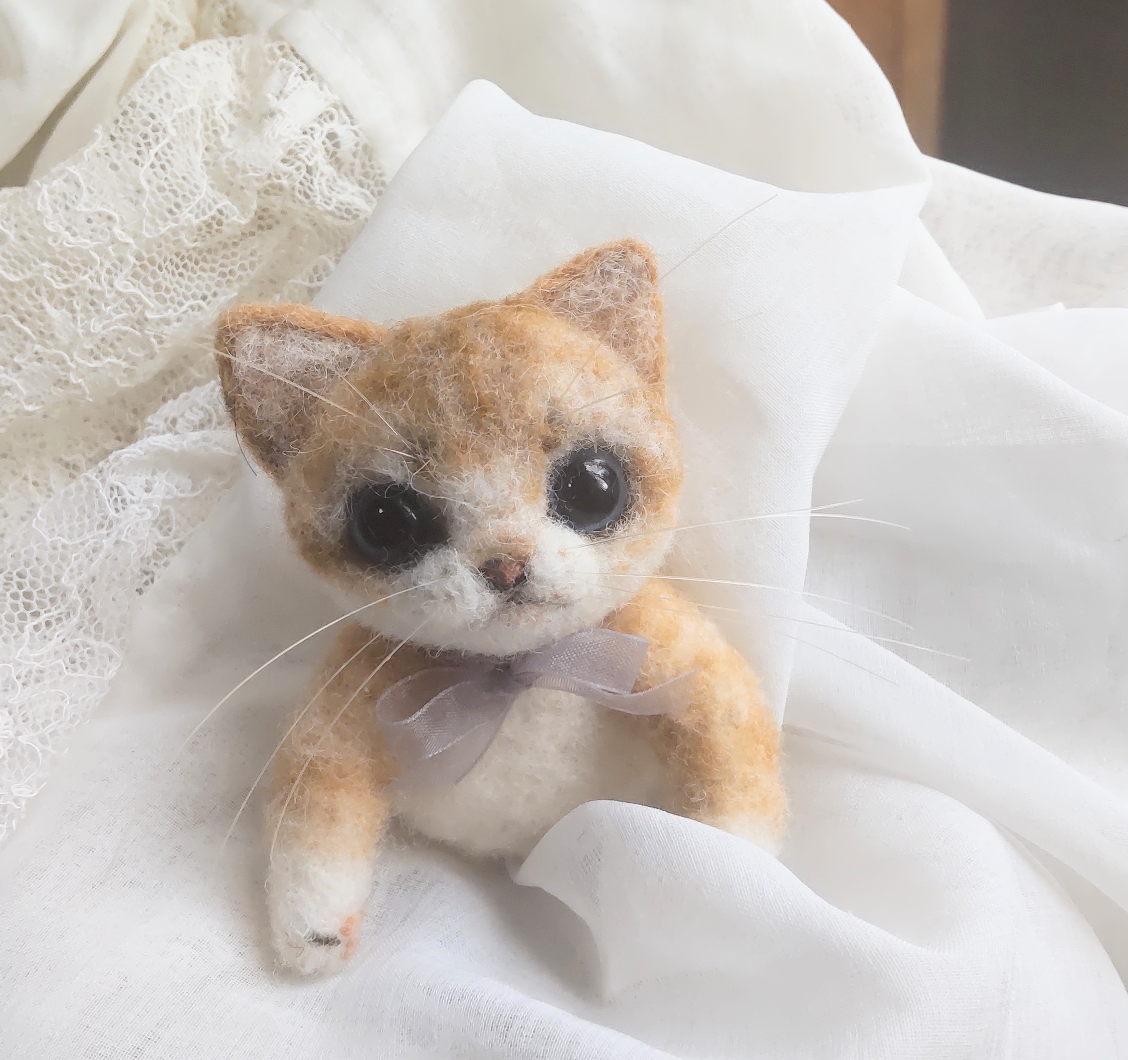 chikuri5 大きなお目目の茶白さん羊毛フェルトブローチ