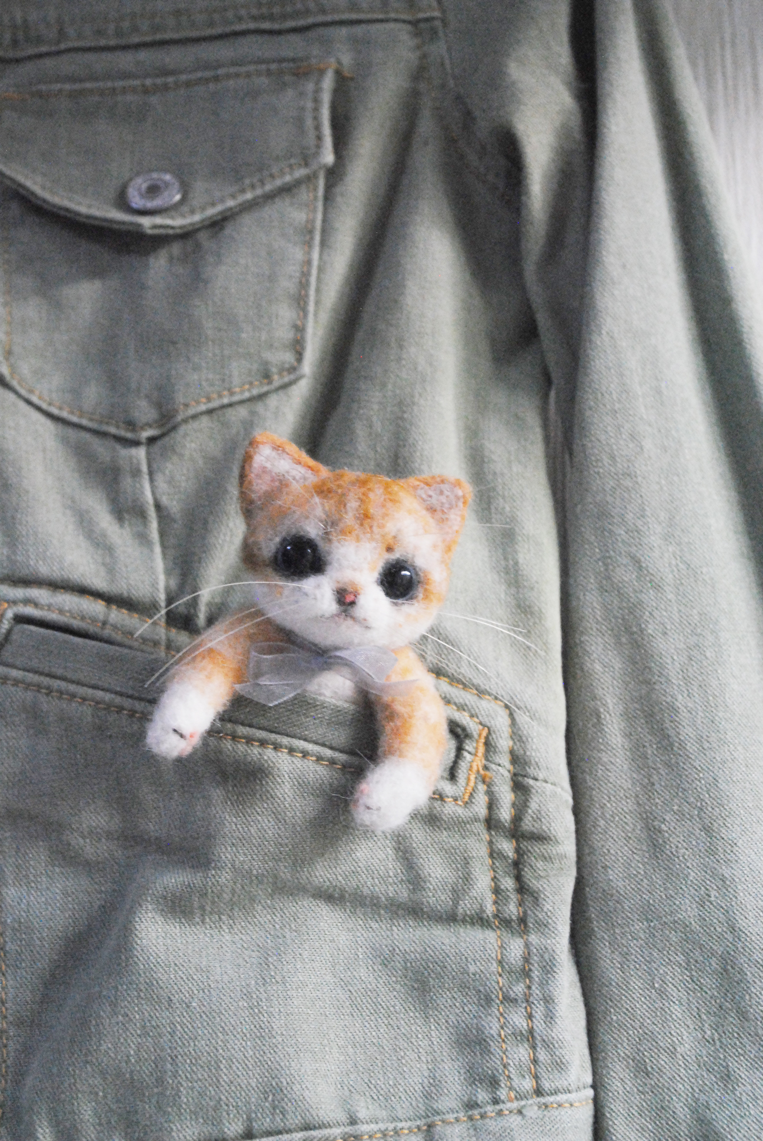 chikuri5 大きなお目目の茶白さん羊毛フェルトブローチ