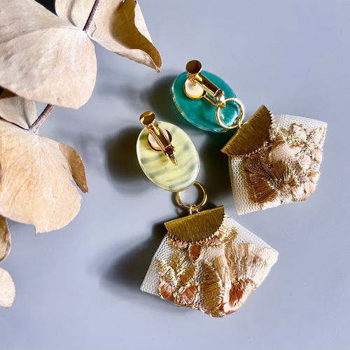 oval 〉インド刺繍リボンタッセルデザイン ピアス（スタッド・一粒