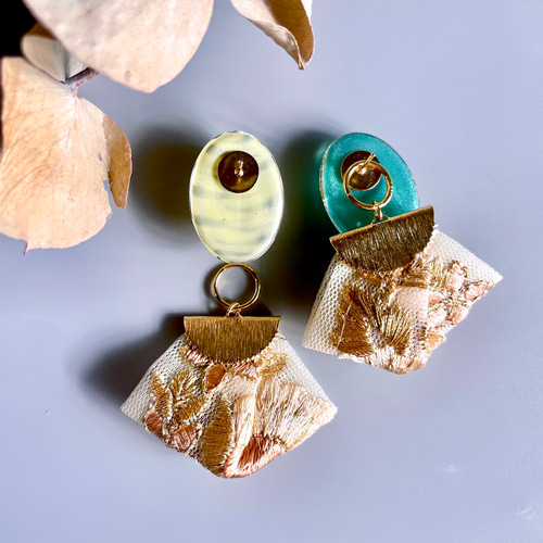 oval 〉インド刺繍リボンタッセルデザイン ピアス（スタッド・一粒