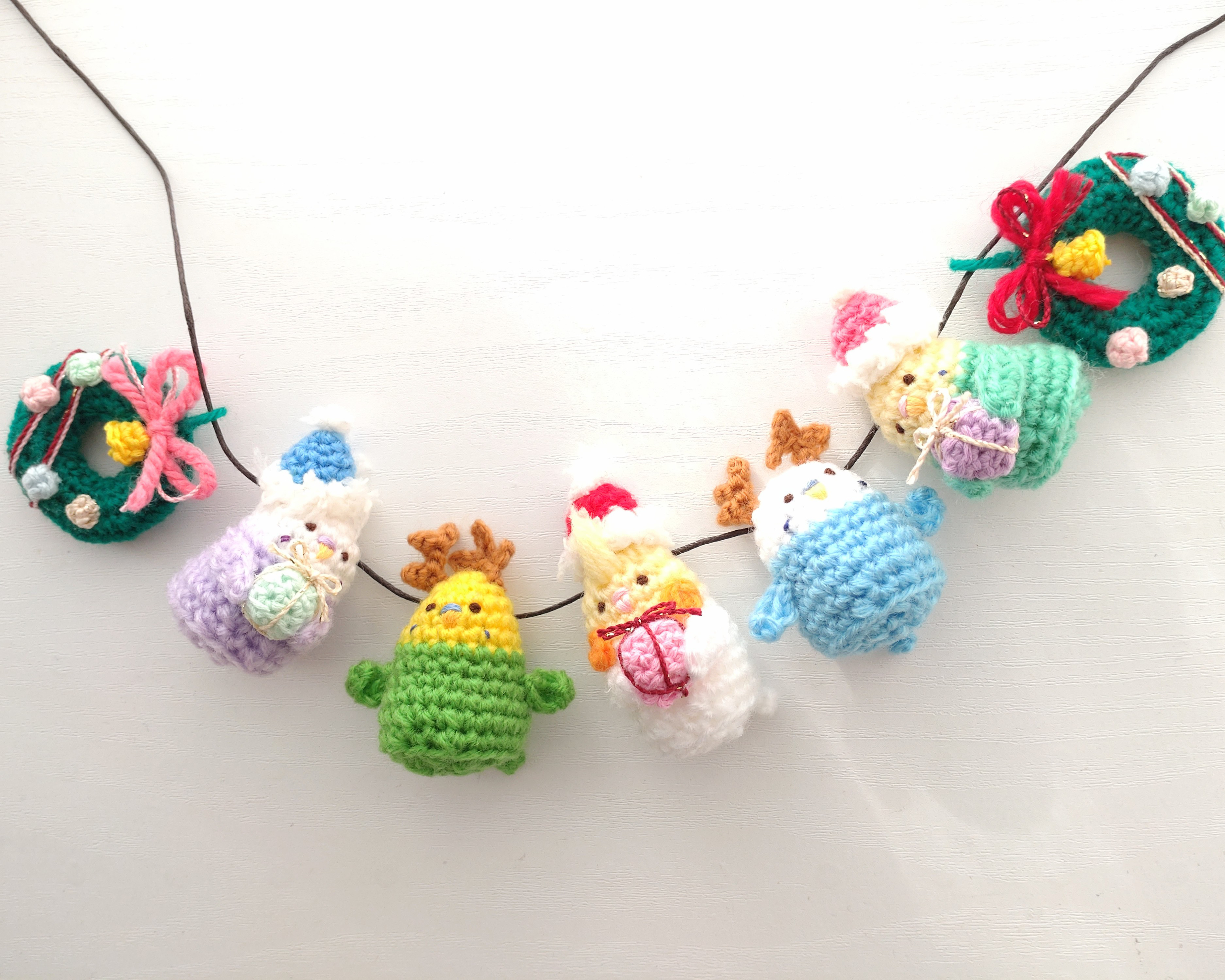 【受注制作】カラフルインコちゃんのクリスマスガーランド