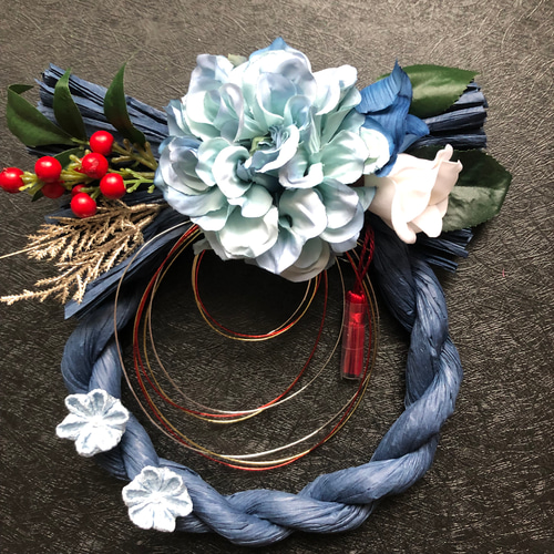 送料無料 しめ縄飾り2023 藍色のしめ縄に水色のダリア 青と白の梅