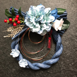 しめ縄リース　ブルーダリアとシックな小薔薇 送料無料 しめ縄飾り2023 藍色のしめ縄に水色のダリア 青と白の梅