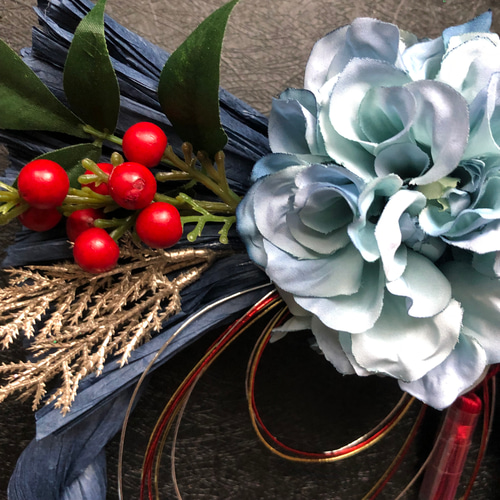 しめ縄リース　ブルーダリアとシックな小薔薇 送料無料 しめ縄飾り2023 藍色のしめ縄に水色のダリア 青と白の梅