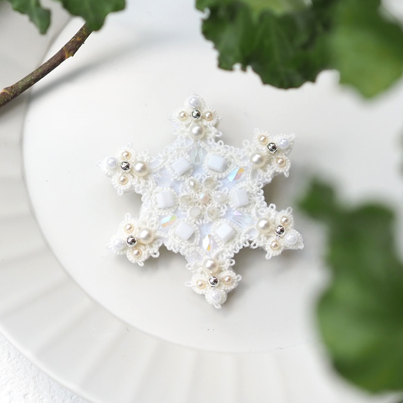 【限定1点】雪の結晶ブローチ（タティングレース/ホワイト/上品/冬ブローチ/ホワイトクリスマス/雪/結晶）白い糸で編んだ 2枚目の画像