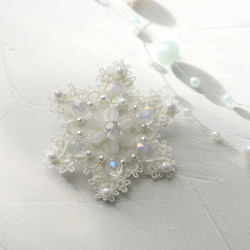 【限定1点】雪の結晶ブローチ（タティングレース/ホワイト/上品/冬ブローチ/ホワイトクリスマス/雪/結晶）白い糸で編んだ 3枚目の画像