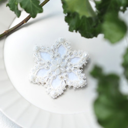 【限定1点】雪の結晶ブローチ（タティングレース/ホワイト/上品/冬ブローチ/ホワイトクリスマス/雪/結晶） 3枚目の画像