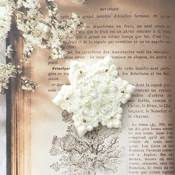 【限定1点】雪の結晶ブローチ（タティングレース/ホワイト/上品/冬ブローチ/ホワイトクリスマス/雪/結晶）白い糸で編んだ 4枚目の画像
