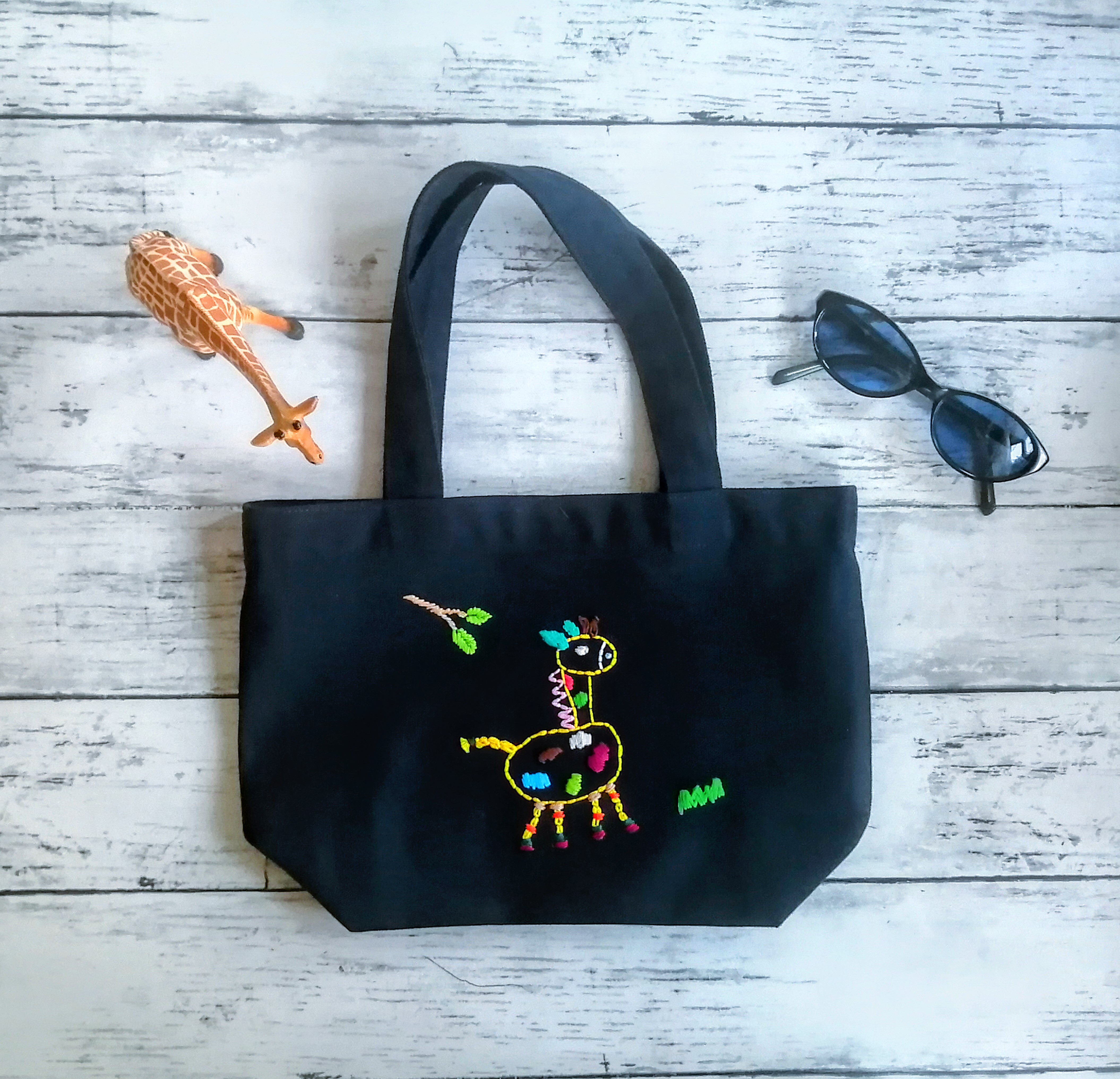 刺繍付きネイビー手提げバッグ Mojocamar