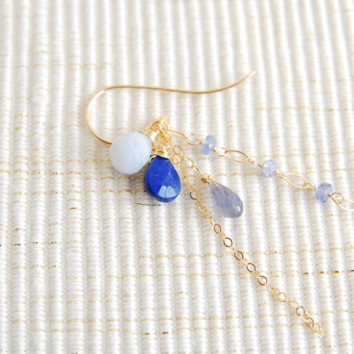 ラピスラズリと青い石の２種のチェーンのピアス １４kgf ピアス