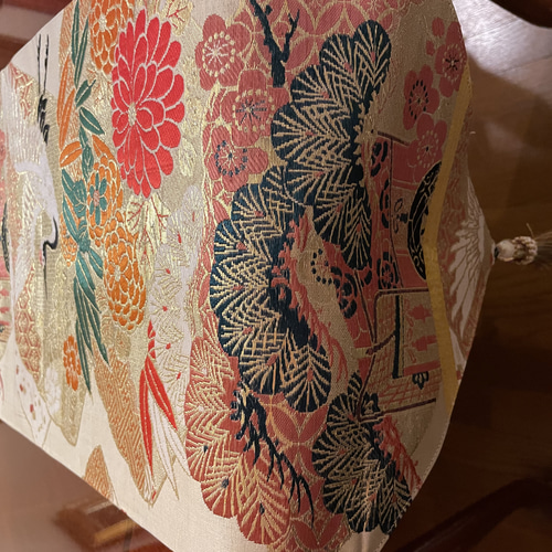 豪華刺繍の花嫁衣装の丸帯で作った正絹テーブルランナータッセル付き