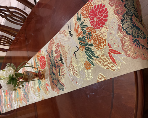 豪華刺繍の花嫁衣装の丸帯で作った正絹テーブルランナータッセル付き