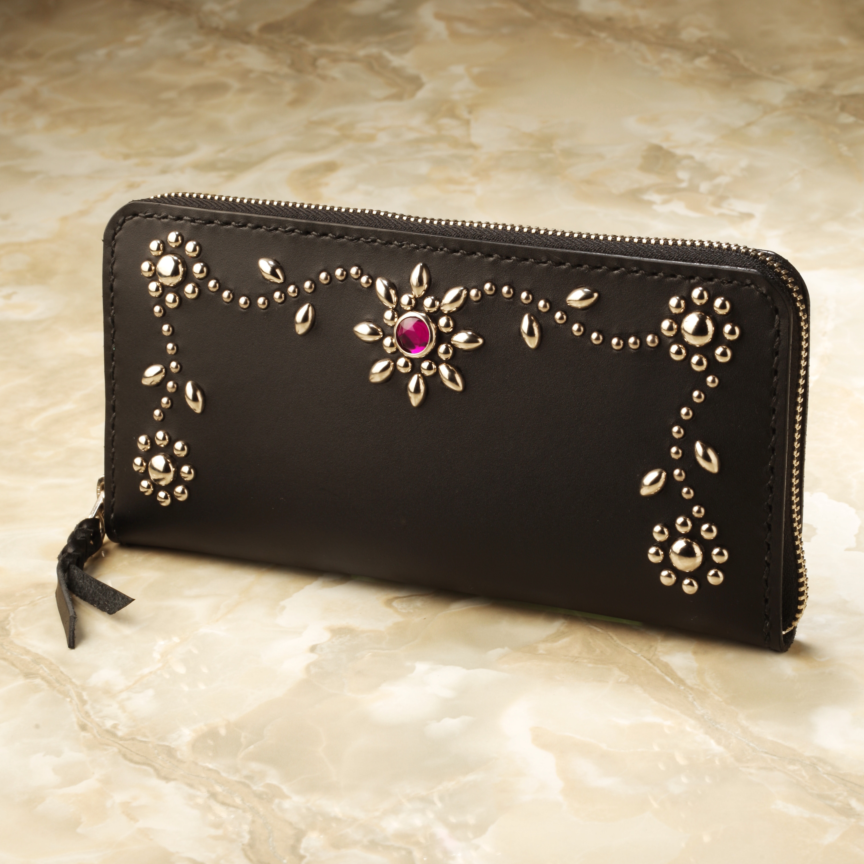 miu miu スタッズ付き長財布 ブラック