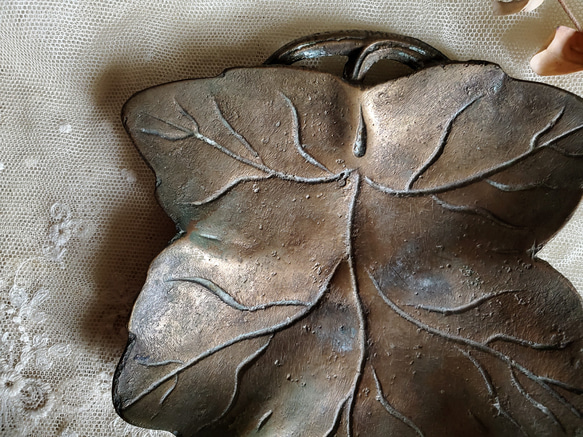 フランスアンティーク　葡萄の葉 真鍮トレイ／灰皿 2枚目の画像