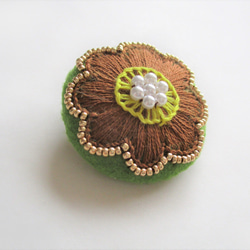 お花模様のビーズ＆刺繍ブローチ（黄緑×茶） 2枚目の画像