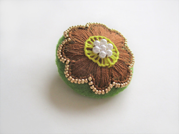 お花模様のビーズ＆刺繍ブローチ（黄緑×茶） 2枚目の画像