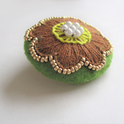お花模様のビーズ＆刺繍ブローチ（黄緑×茶） 3枚目の画像