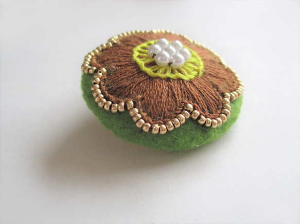 お花模様のビーズ＆刺繍ブローチ（黄緑×茶） 3枚目の画像