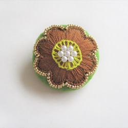 お花模様のビーズ＆刺繍ブローチ（黄緑×茶） 1枚目の画像
