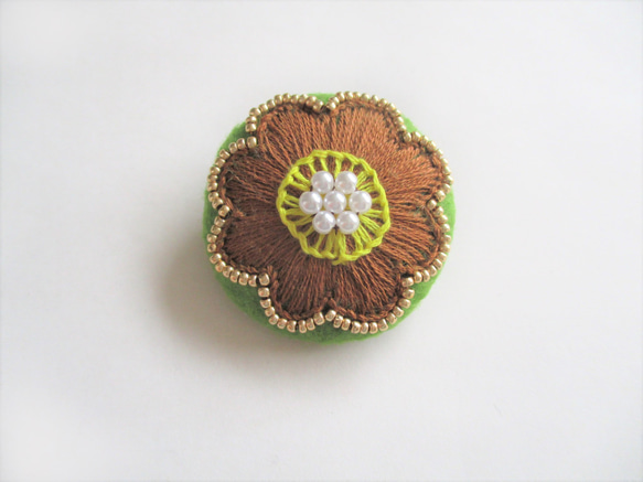 お花模様のビーズ＆刺繍ブローチ（黄緑×茶） 1枚目の画像