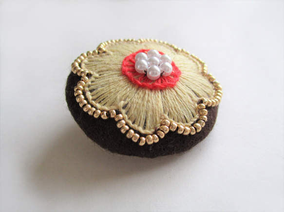 お花模様のビーズ＆刺繍ブローチ（茶×ﾍﾞｰｼﾞｭ） 3枚目の画像
