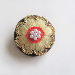 お花模様のビーズ＆刺繍ブローチ（茶×ﾍﾞｰｼﾞｭ） 1枚目の画像