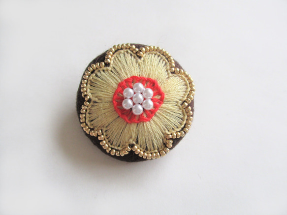 お花模様のビーズ＆刺繍ブローチ（茶×ﾍﾞｰｼﾞｭ） 1枚目の画像