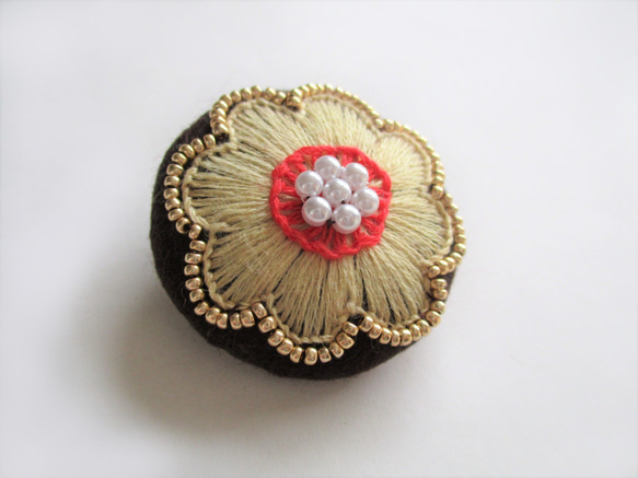 お花模様のビーズ＆刺繍ブローチ（茶×ﾍﾞｰｼﾞｭ） 2枚目の画像