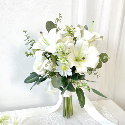 可憐な百合と薔薇のクラッチブーケ ブートニアセット ウェディング