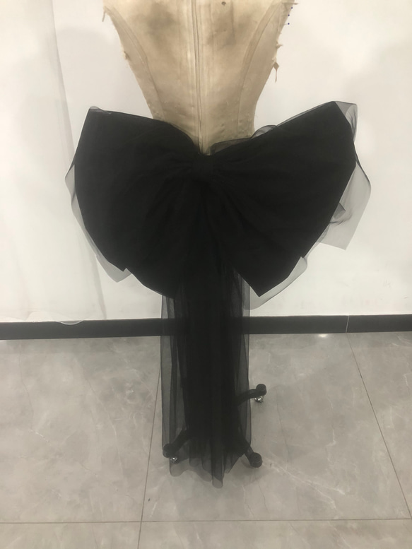很受歡迎！黑色婚紗可拆式豐滿柔軟背絲帶婚紗改色 第1張的照片