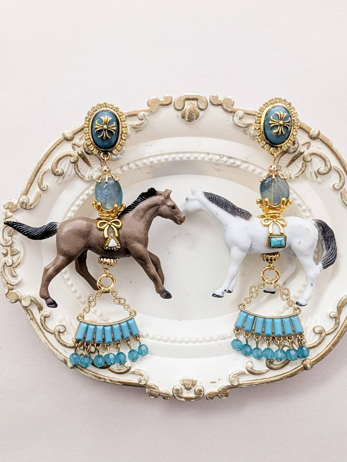 馬の思い出　フローライト　メリーゴーランド　アンティークゴールドとターコイズカラー　ピアス　イヤリング　馬　午年　干支