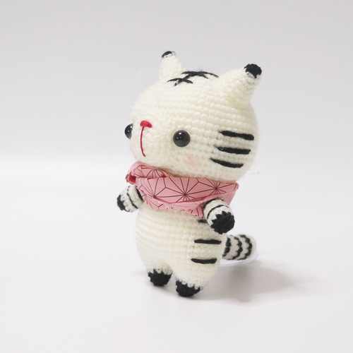 ホワイトタイガーのあみくまにゃん、ピンクの首巻がお気に入り
