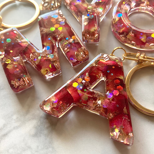 Red rose♡レジンイニシャルキーホルダー キーホルダー yu- 通販