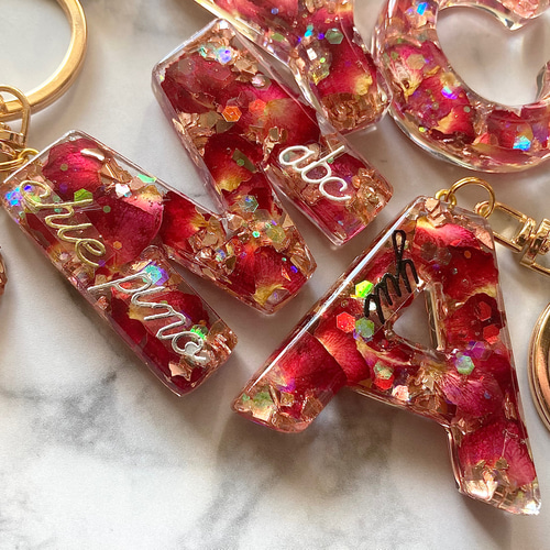 Red rose♡レジンイニシャルキーホルダー キーホルダー yu- 通販