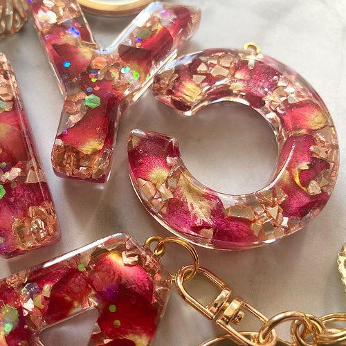 Red rose♡レジンイニシャルキーホルダー キーホルダー yu- 通販