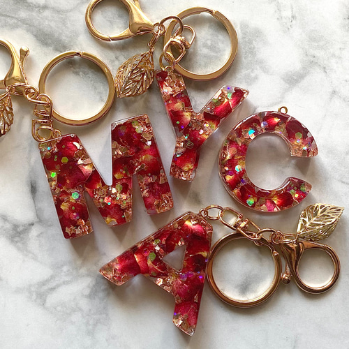 Red rose♡レジンイニシャルキーホルダー キーホルダー yu- 通販