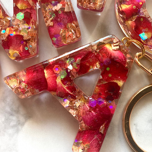 Red rose♡レジンイニシャルキーホルダー キーホルダー yu- 通販