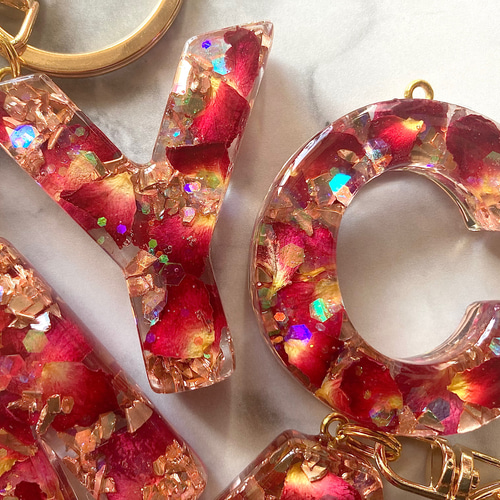 Red rose♡レジンイニシャルキーホルダー キーホルダー yu- 通販