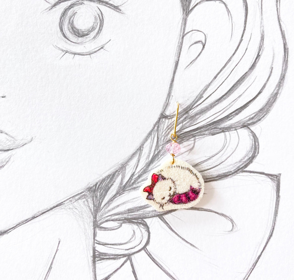 イラストピアス 眠り猫と香水 イヤリング チタン 可愛い動物 ピアス