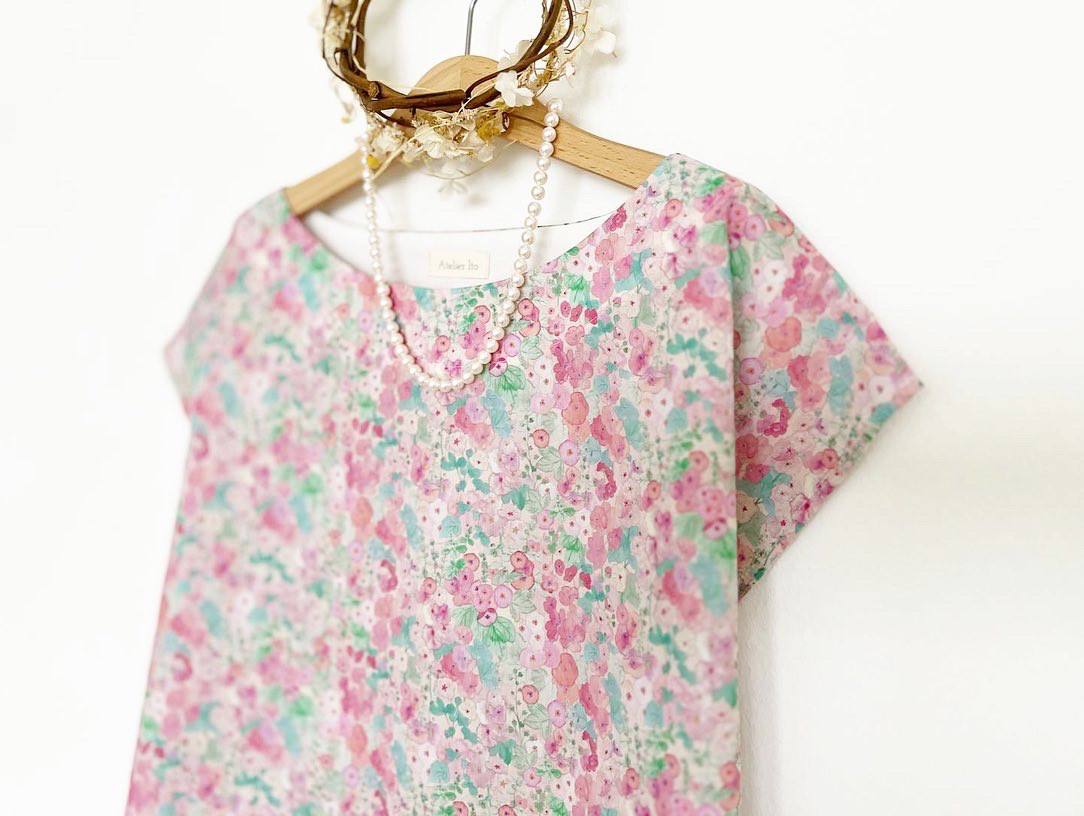 ●Liberty : Holly hocks フレンチスリーブブラウス(ピンク）