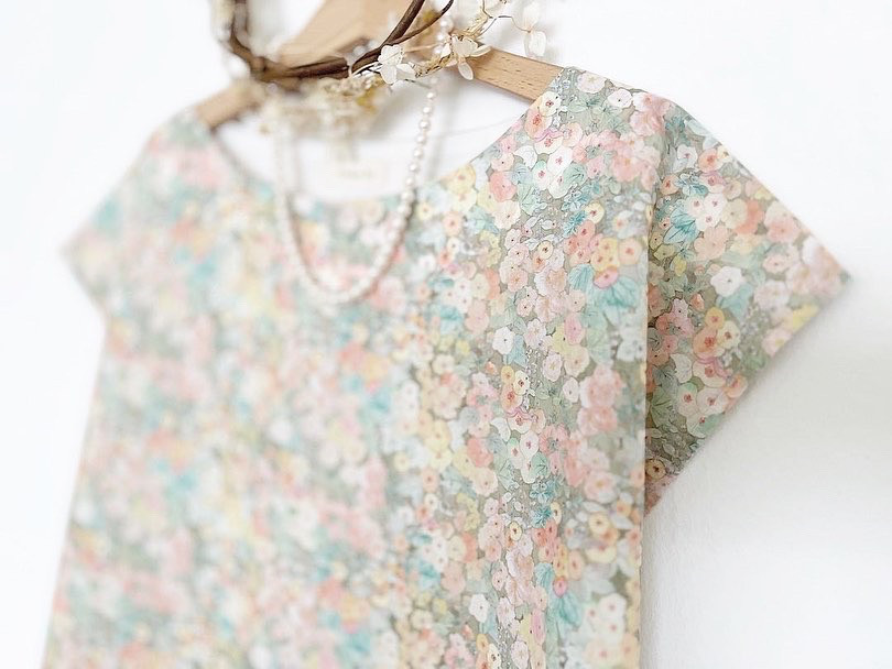 ●Liberty : Holly hocks フレンチスリーブブラウス(ベージュ）