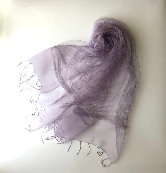 ハーブ（ログウッド）染め　ふわふわ三重織シルクストール 3枚目の画像