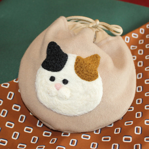 三毛猫　ハンドメイド　丸い　巾着　ベージュ 三毛猫ハンドメイド丸い巾着ベージュ