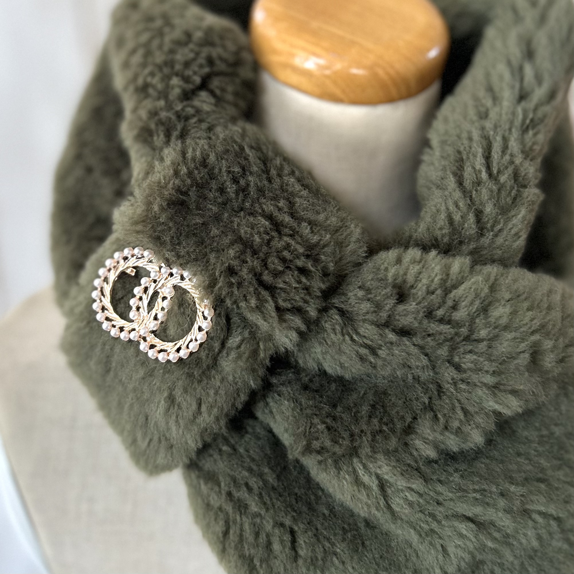 ブローチ付きボアマフラー（カーキ）